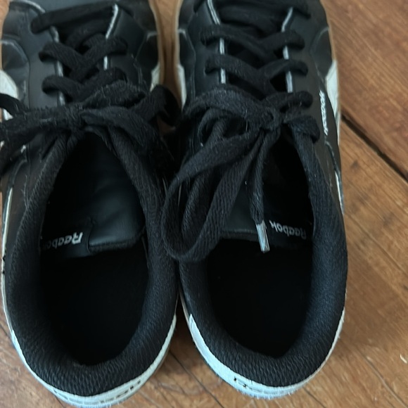 Classic leather Reebok Kids size 3.5 black and gumball bottoms excellent - Picture 4 of 7
